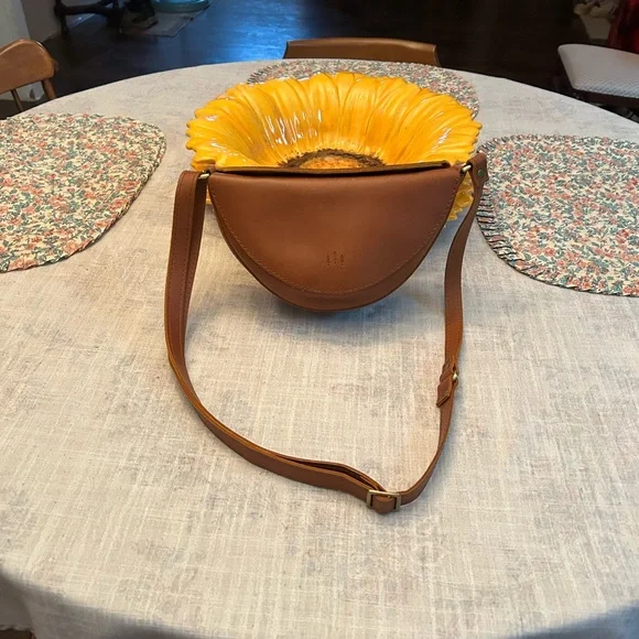 Portland Leather Honey Crossbody bag - Picture 2 of 6
